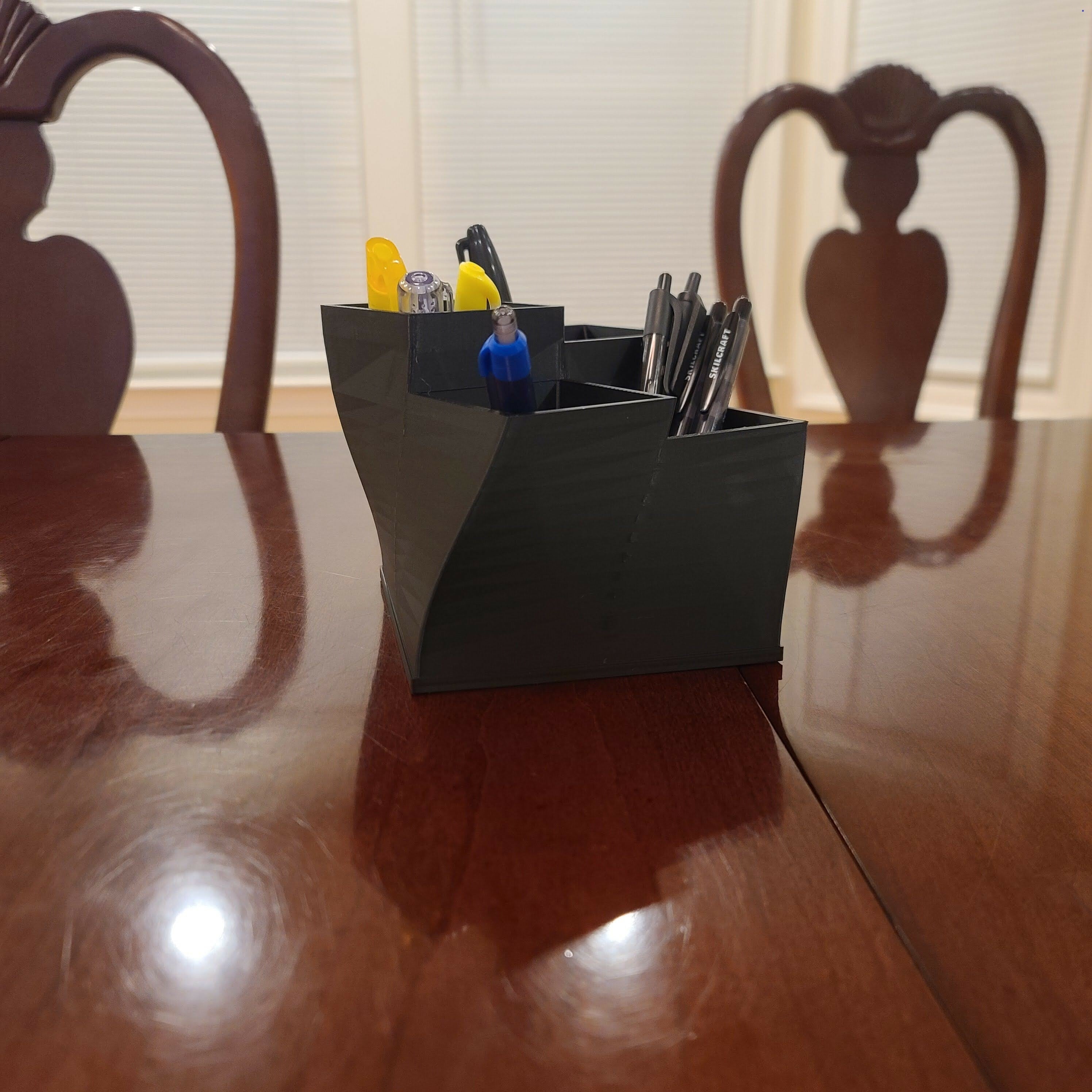 Black curvy pen holder