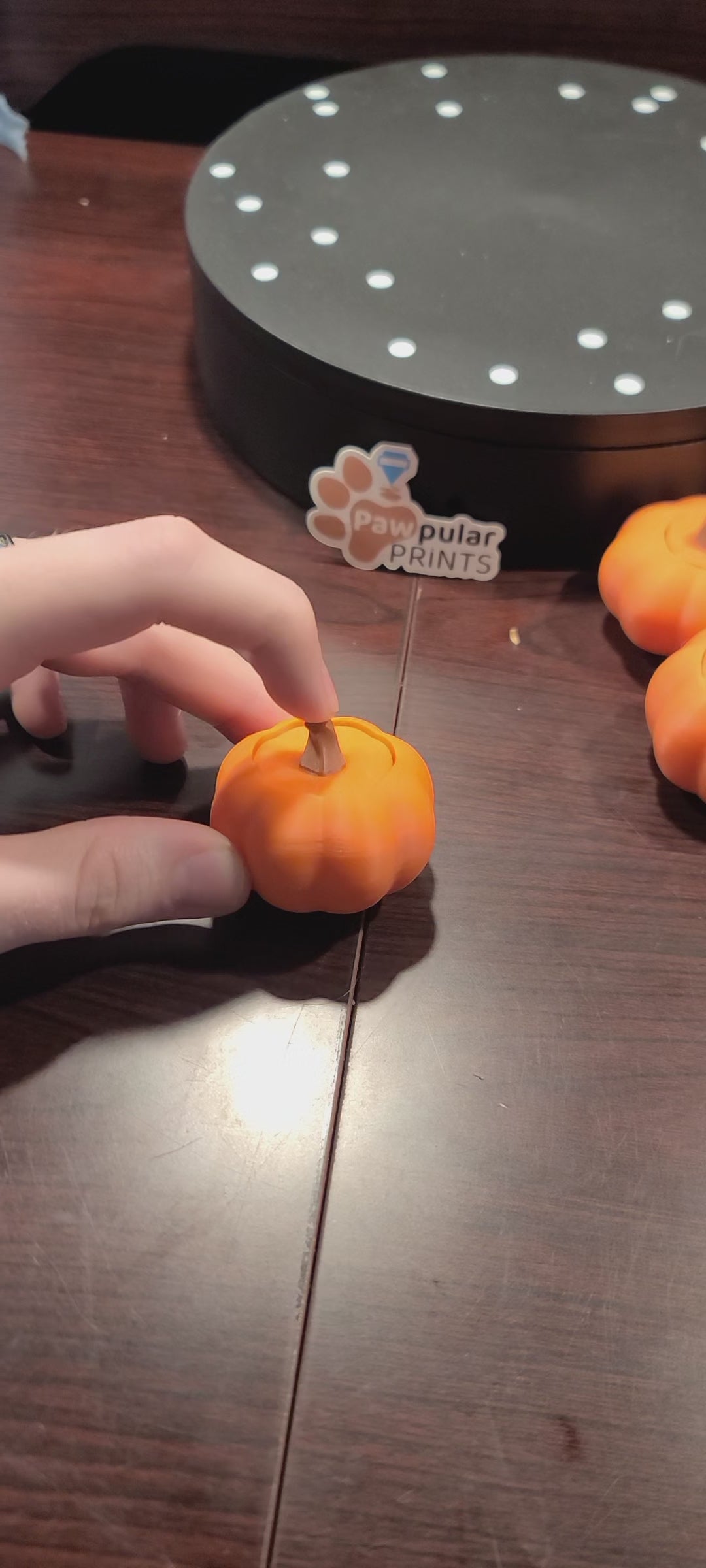 clicker fidget shaped like a pumpkin. pumpkin clicky fidget.