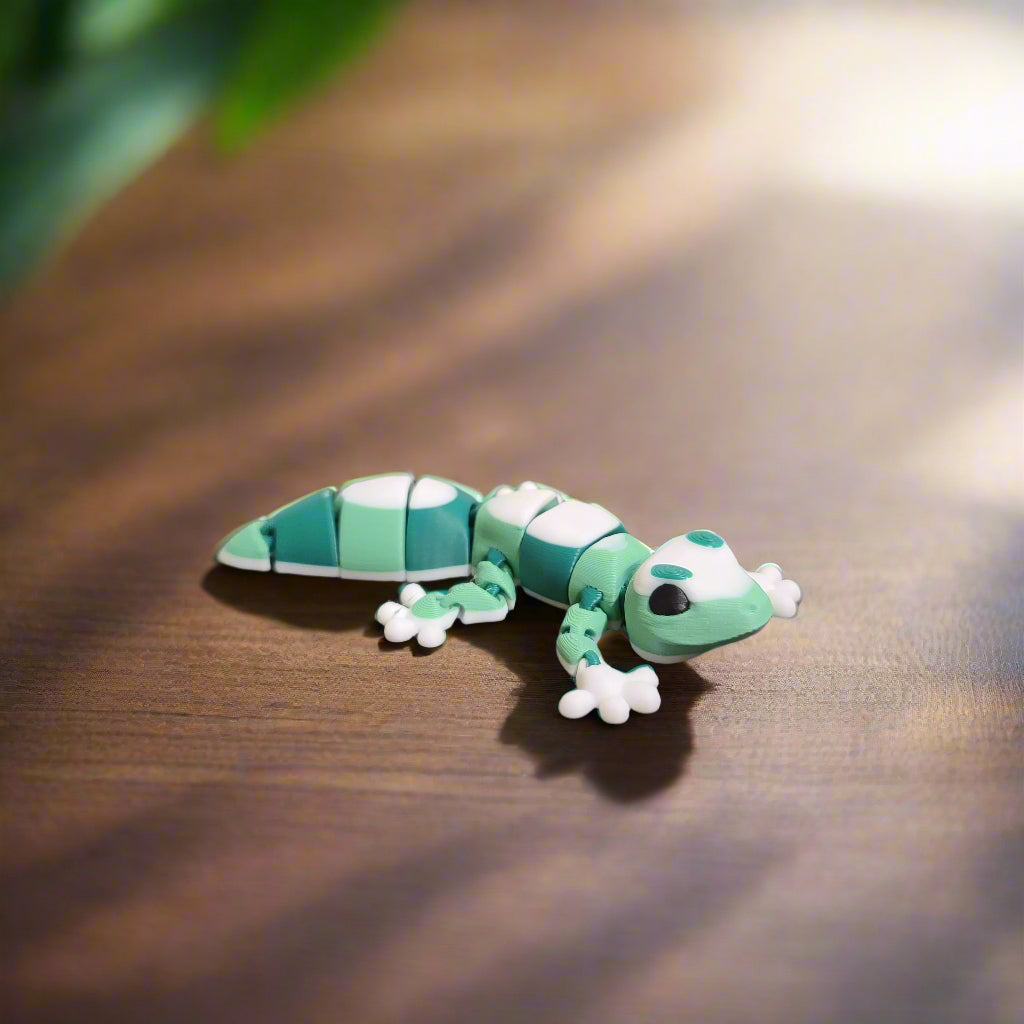 gecko fidget on a wooden table in a jungle