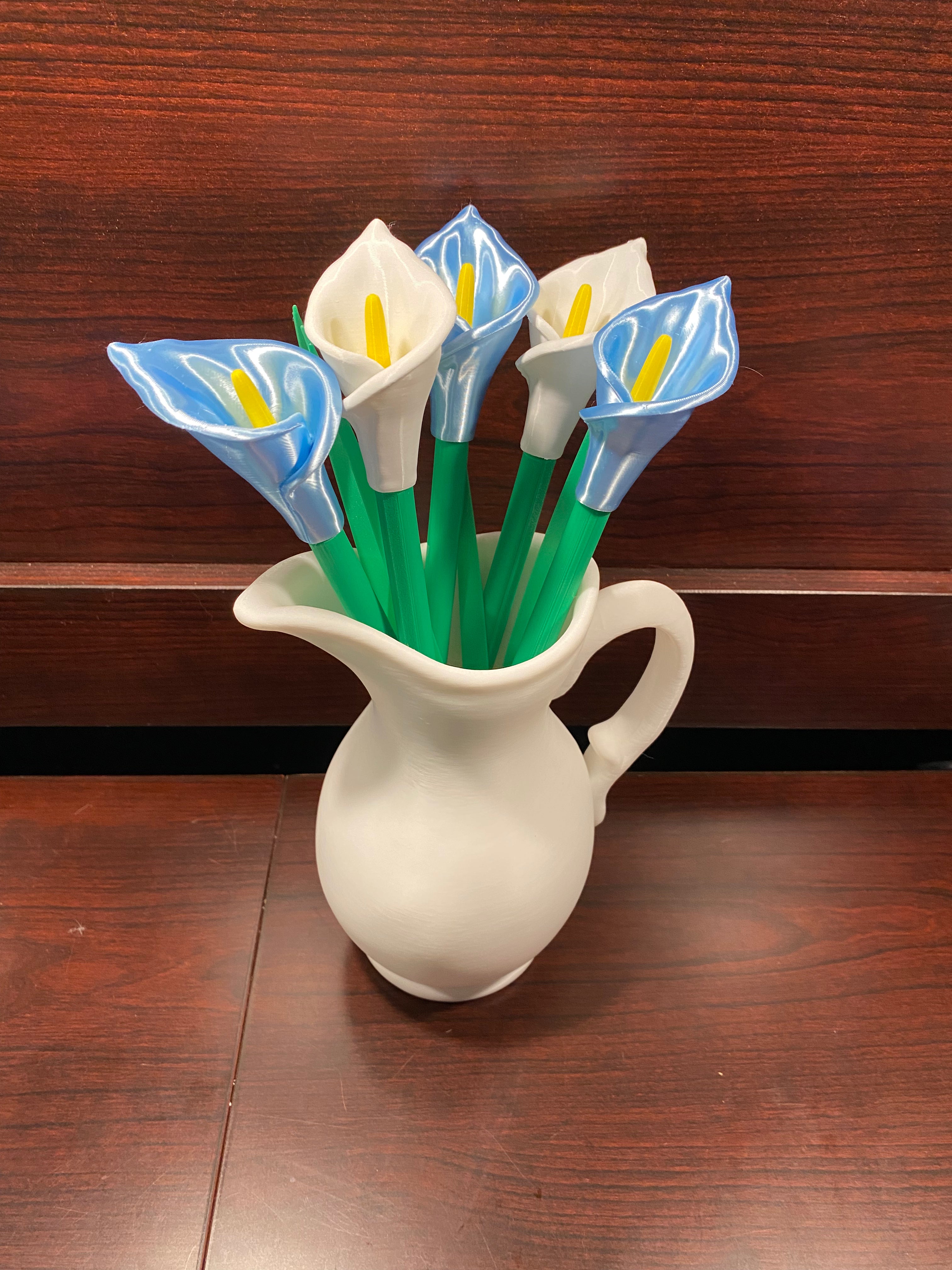 A cala lilly plant pen set inspired by the cala lilly plant. With blue and white flowers. Manufcatured by chuganations 3D Lab in abbeville alabama, located in the united states of america.